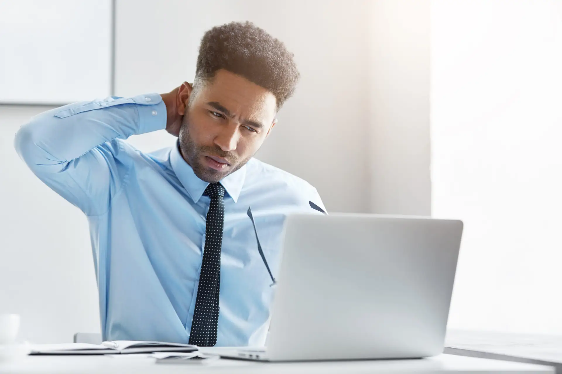 person sitting at their computer trying to focus but has a tbi in las vegas
