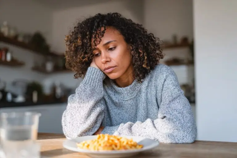 woman feeling guilty after eating in las vegas needing to go to mindwell psychiatric services